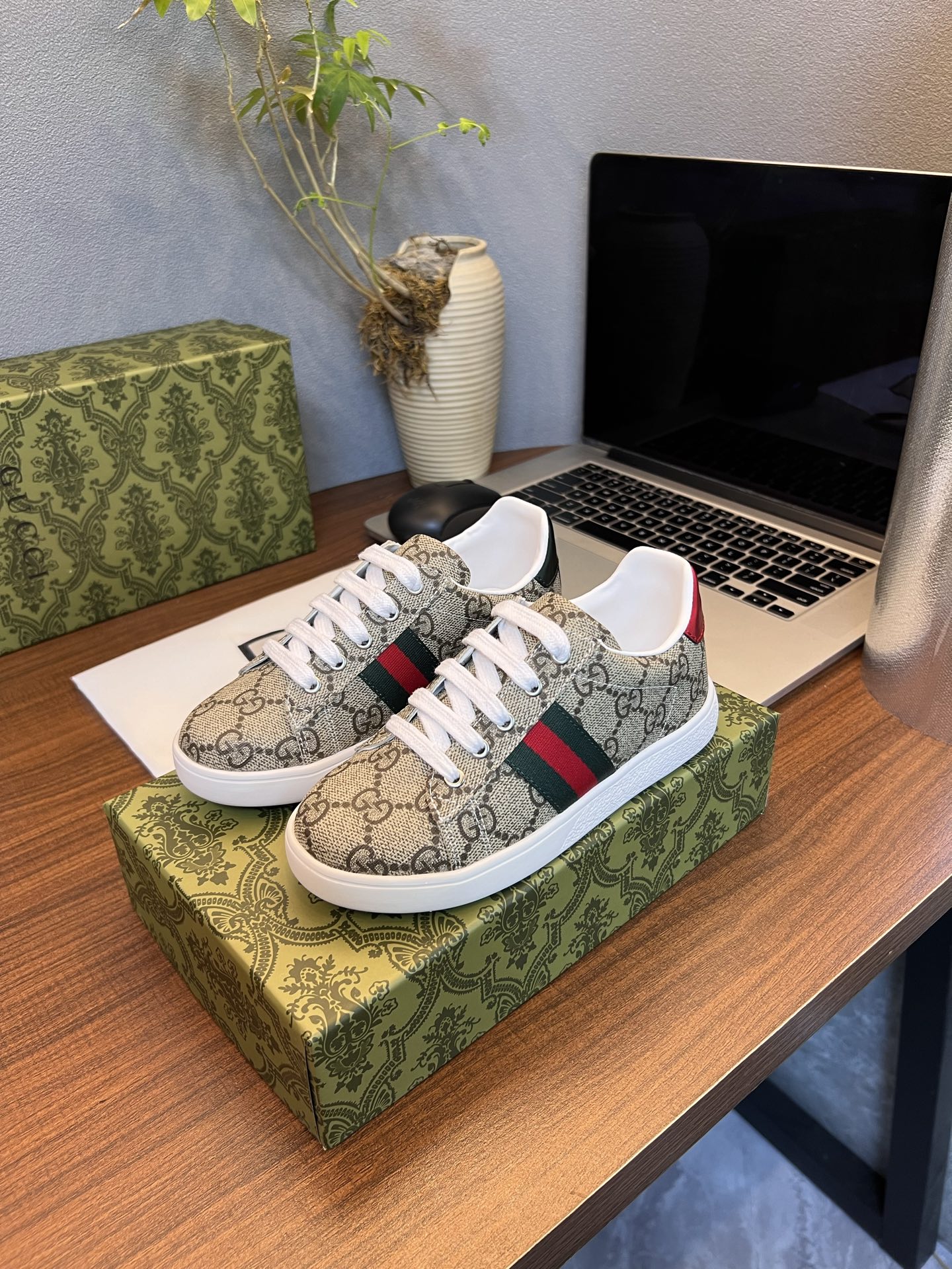 Children's shoes child
